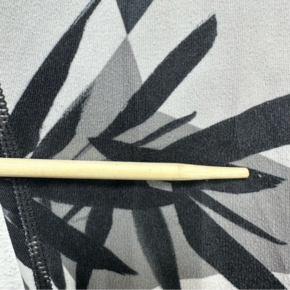 Sweaty Betty Contour Workout Leggings Bamboo Shadow Midrise Size Large Short - Picture 12 of 13